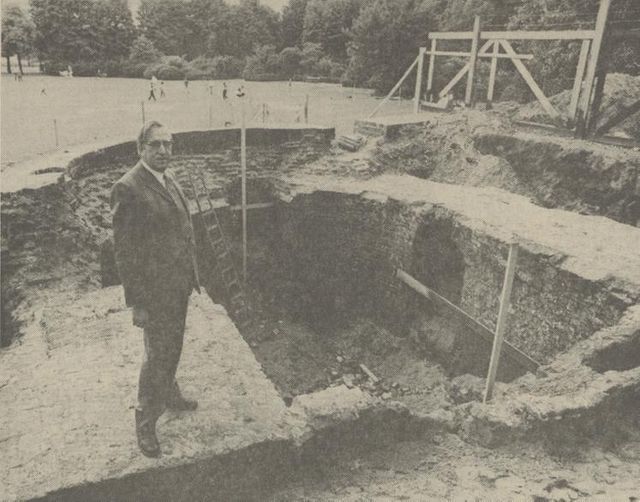 De Beckerstoren blootgelegd’: een krantenfoto uit 1971