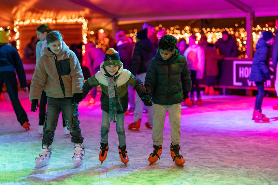 Kinderen aan het schaatsen