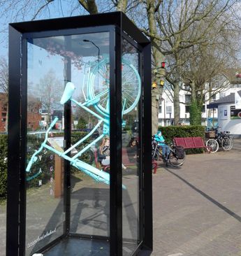 Kunstvitrine met fiets