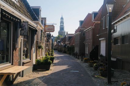 straat in hindeloopen met in de verte de grote kerk