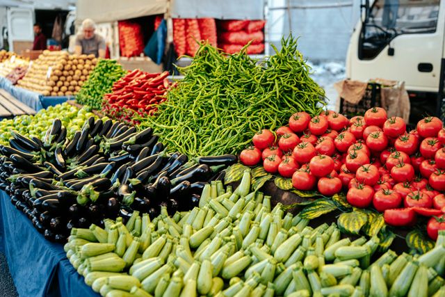 Donderdagmarkt in Bussum, Gooise meren. Op de foto staat een marktkraam met groenten.