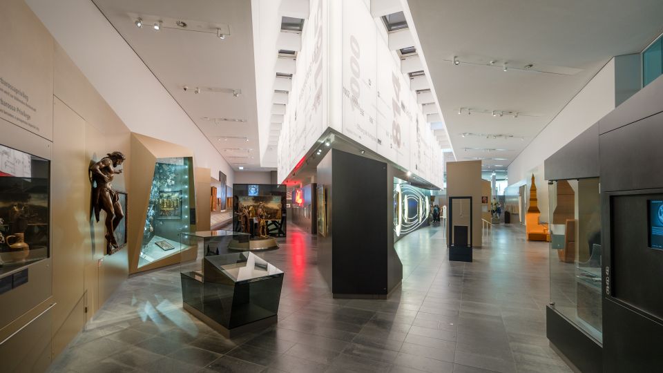 Centre Charlemagne museum Aachen interieur expositie lange gangen