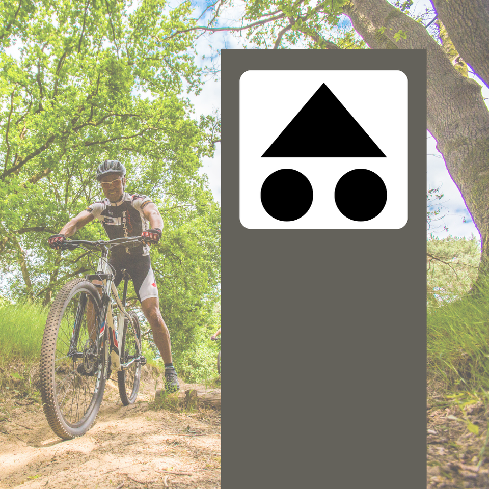 Volg de zwarte bewegwijzering van de driehoek met twee rondjes. De bordjes vind je op palen langs de route.