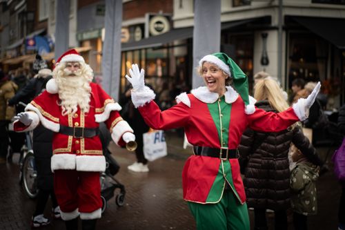 Een kerstman en kerstelf op de Laag Hollands Makersmarkt