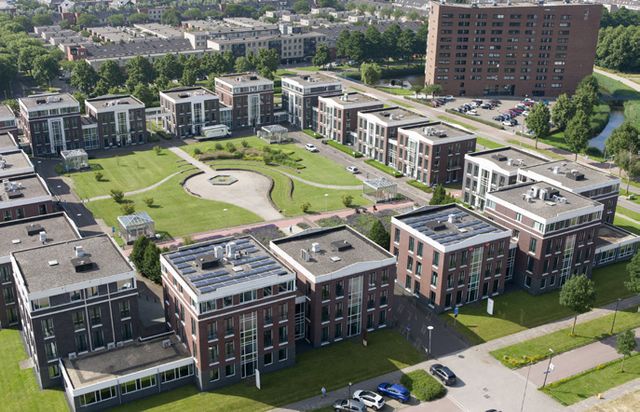 Foto van het bedrijventerrein in Zoetermeer. Hier staan verschillende bedrijven die binnen het zelfde terrein werken.