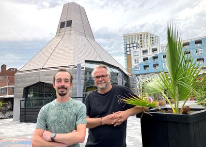 Yancey Philipsen (l) en Martin Koot (r) voor het pand van Hudson Nieuwegein.