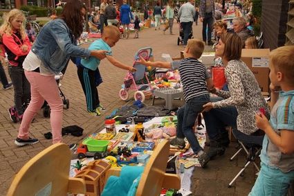 Kinderen op een kleedjesmarkt