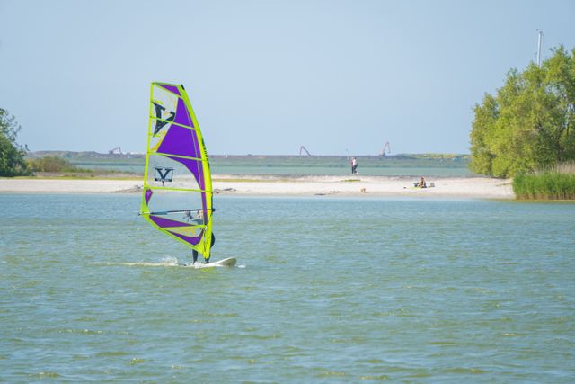 Een windsurfer op de Friese wateren.