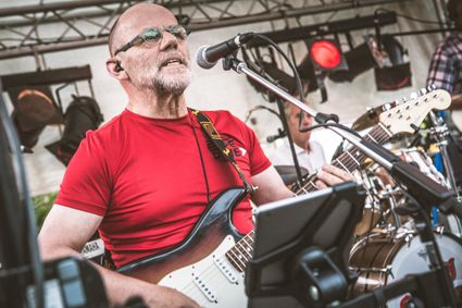 Noud Bongers op de gitaar in Lith tijdens de Expeditie Zuiderwaterlinie