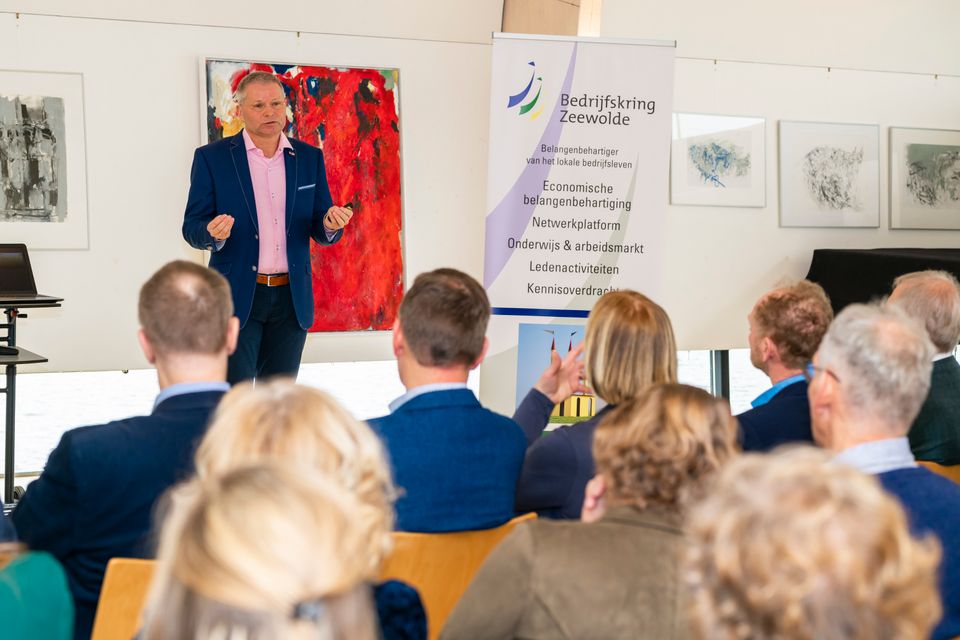 Presentatie van een man voor publiek, BKZeewolde, Flevoland