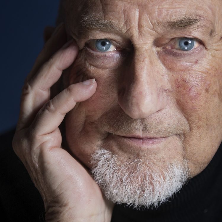 Foto van een deel van het gezicht van Gerard van Maasakkers. Te zien zijn blauwe ogen, neus, mond en een klein grijs baardje.  Onder de tekst staat een link naar het lied "ik neem jou mee".
