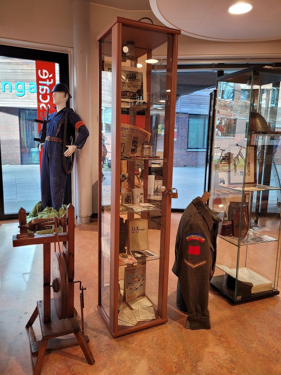 een klein deel van de materialen die Jeroen Baron heeft in zijn collectie. Deze zijn rond 80 jaar vrijheid in 2025 tentoongesteld tijdens een tentoonstelling van de Historische Vereniging Oosterwolde