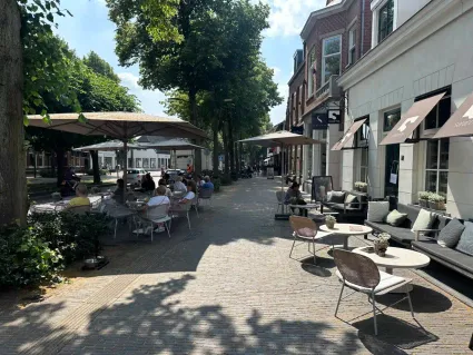Terras in het centrum Oisterwijk met wit, modern terrasmeubilair