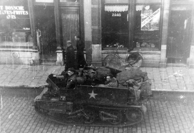 Een bren carrier in de Hinthamerstraat
