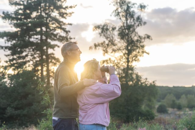 Twee mensen kijken door een verrekijker op Landgoed Den Treek - Henschoten in de ochtend op De Utrechtse Heuvelrug