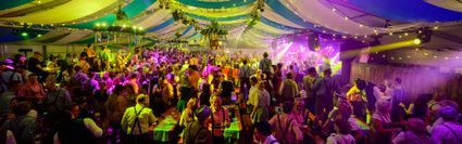 Mensen in feesttent