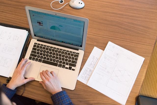 Studeren, laptop op een tafel met paperassen van bovenaf gezien