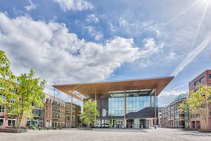 Vooraanzicht van het Fries Museum aan het Wilhelminaplein in Leeuwarden.