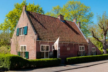 Vooraanzicht van het Spinozahuis in Rijnsburg