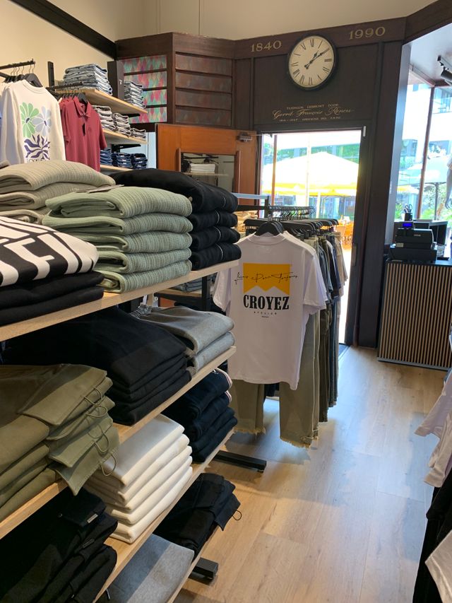 Speak Eazy clothing interieur