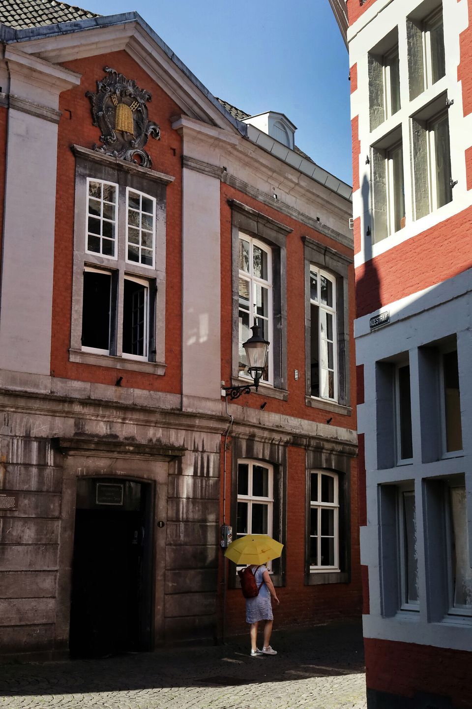 Koestraat Maastricht De Bisschopsmolen een persoon met paraplu