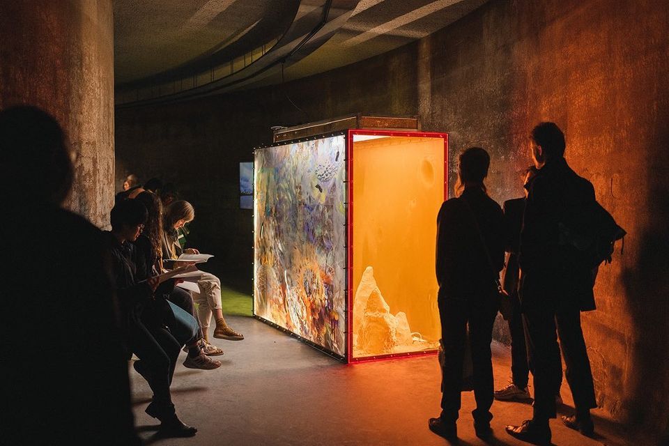 Mensen die tentoonstelling RADIUS bezoeken