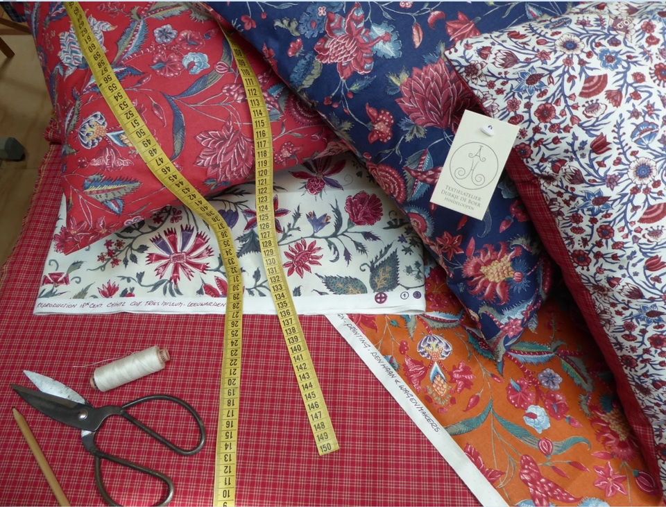 Handgemaakte stoffen met Hindelooper sitsen en bonten