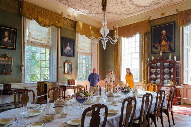 Een groepje mensen bekijkt de gedekte tafel in de oude eetzaal van Kasteel Amerongen