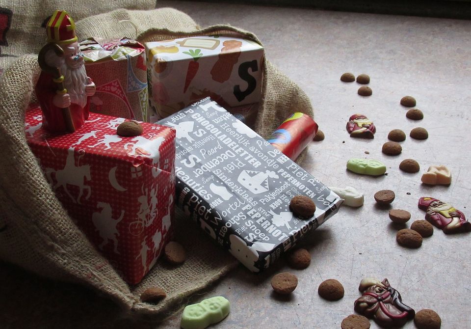 Zak van Sinterklaas met cadeautjes en lekkers