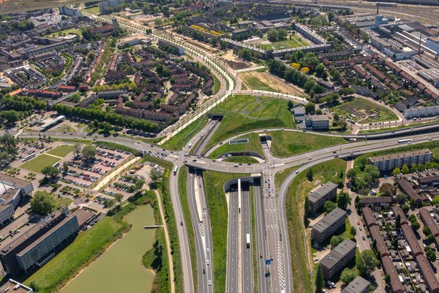 Luchtfoto van de A2 bij Maastricht