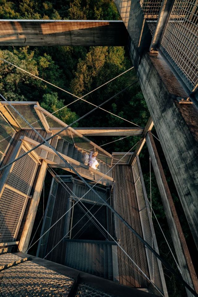Ein Mann läuft die Treppe des Aussichtsturms Poolshoogte hinunter