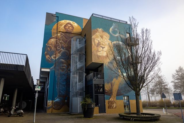 Streetart van leeuw, in centrum.