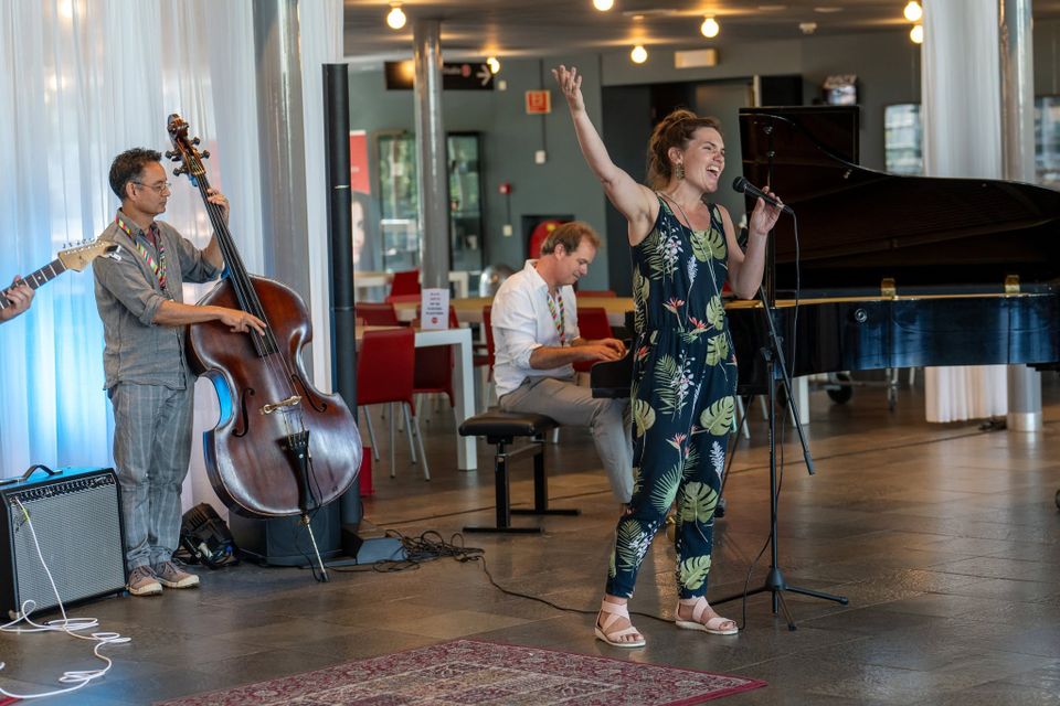 Optreden door docenten van Globe met piano, contrabas en zangeres