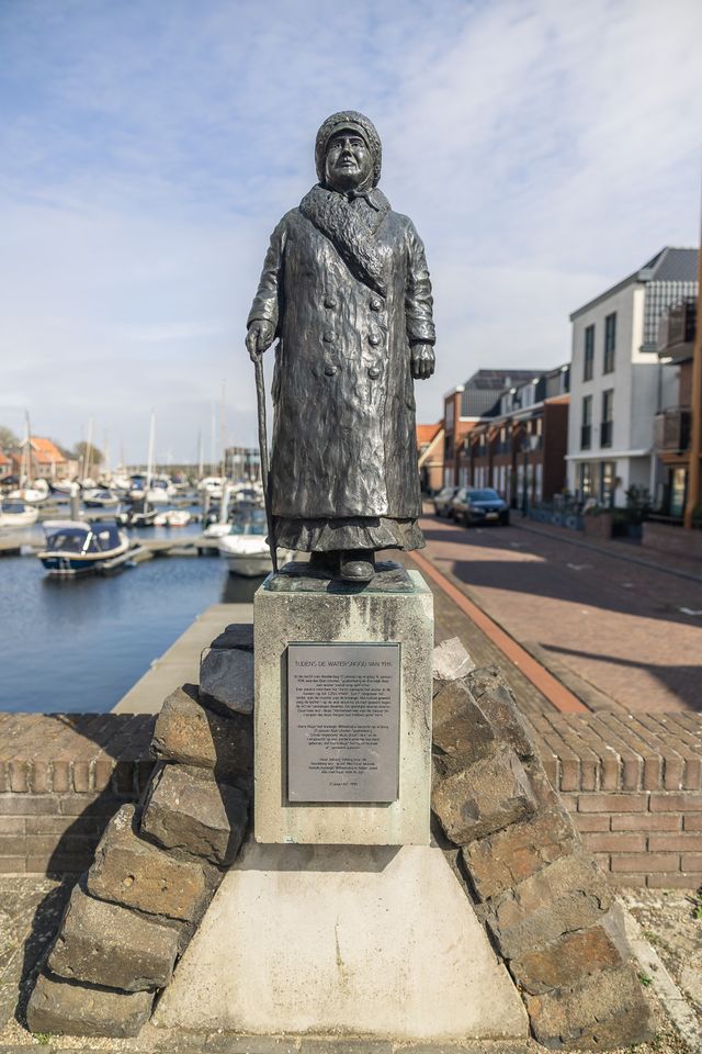 Standbeeld aan het water bij Bunschoten Spakenburg