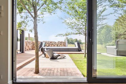 Uitkijk vanuit de kamer van accommodatie Het Veld op de zwemspa