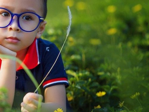 Kindje liggend in het gras