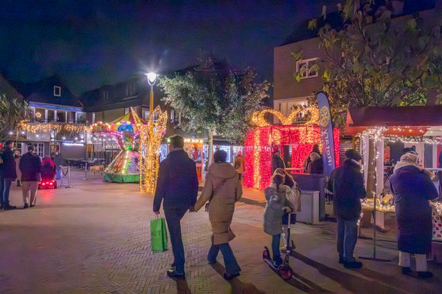 Winkelende bezoekers en kerstverlichting in Katwijk Centrum.