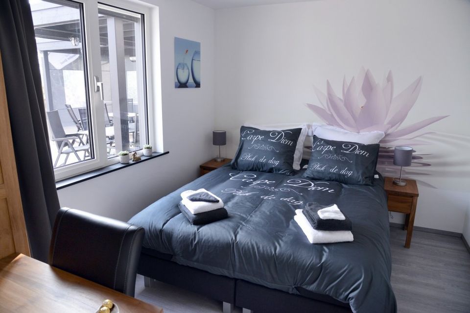 Comfortabele slaapkamer van B&B Aan de Hollandse IJssel in Montfoort met tweepersoonsbed, moderne inrichting en rustige sfeer, ideaal voor een ontspannen overnachting in het Groene Hart.