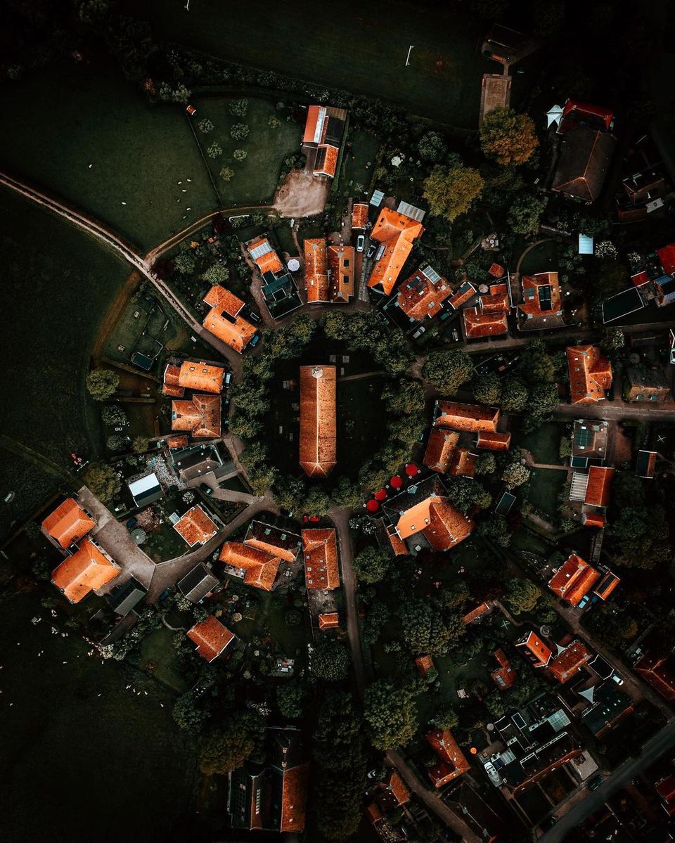 Dronefoto van huizen in Niehove, Groningen