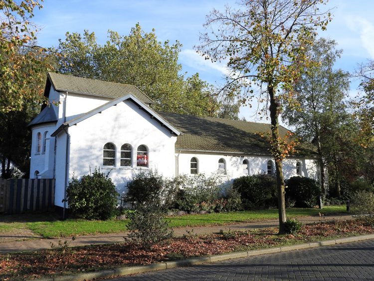 kleine witgeschilderde kerk