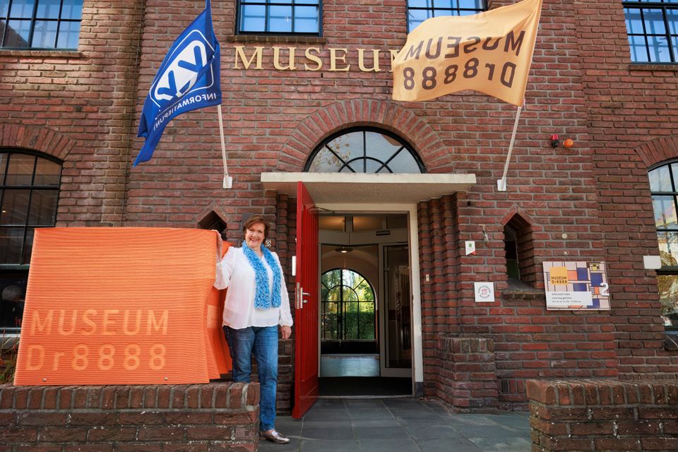 Anneke Douma voor het pand van Museum Dr8888.