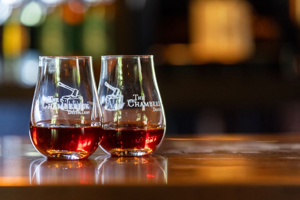 Twee gevulde proefglazen met ambachtelijk gestookte drank van The Chamberick Distillery in Houten – lokaal vakmanschap en smaakbeleving, Hollandse Ambachten Utrecht Region.