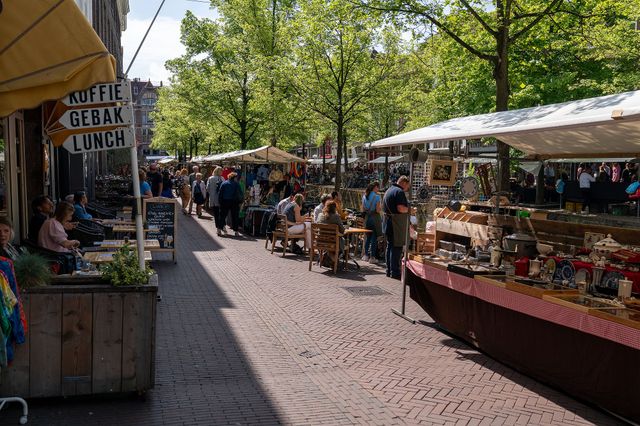Kraampjes langs de grachten op de Antiekmarkt in Delft in de zomer