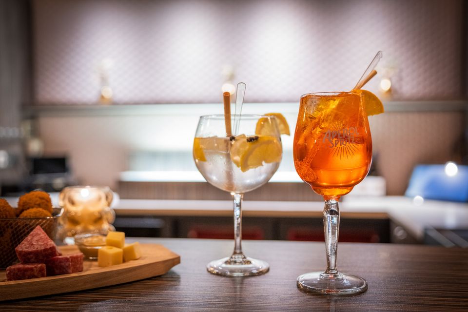 Drankjes en borrelplank bij Restaurant Hotel Asteria