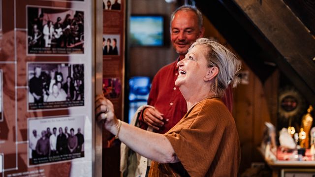 Een man en een vrouw in het Palingsoundmuseum in Volendam
