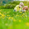 twee kinderen op zoek naar insecten