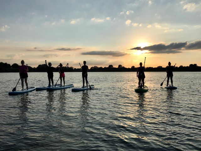 Groep mensen aan het suppen.