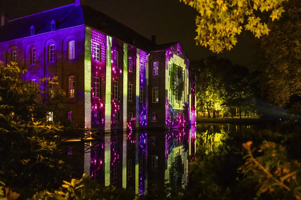 Verlicht huis tijdens Enchanted Gardens