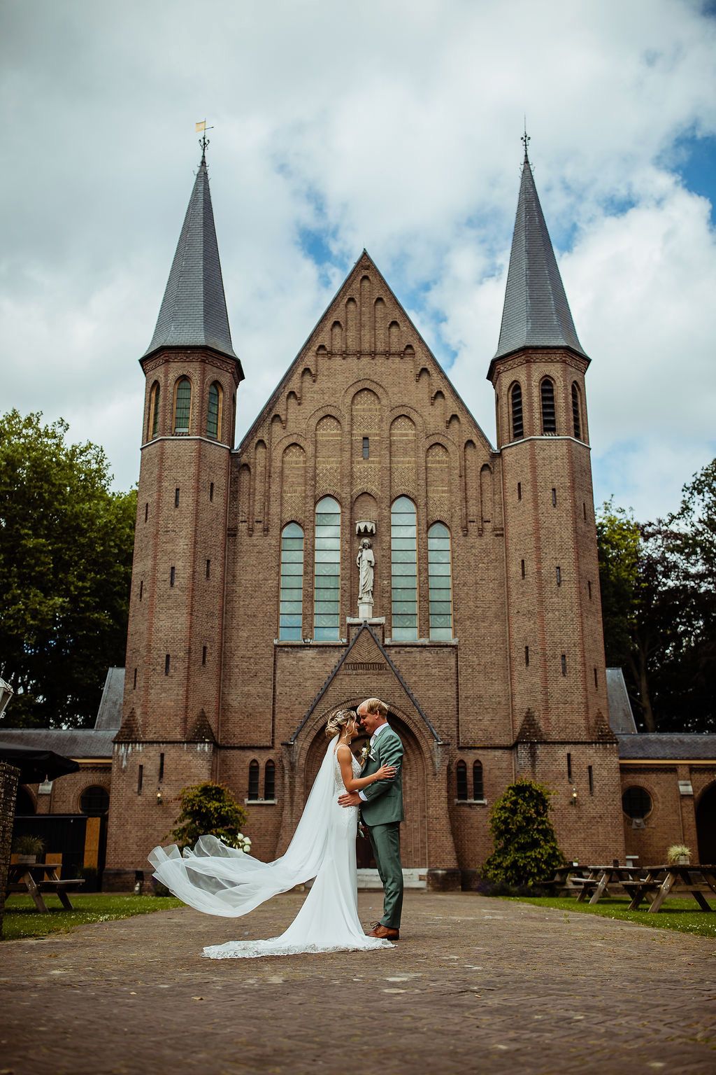 Bovendonk is een unieke en sfeervolle trouwlocatie in West-Brabant, waar historie, rust en romantiek samenkomen voor een onvergetelijke trouwdag.