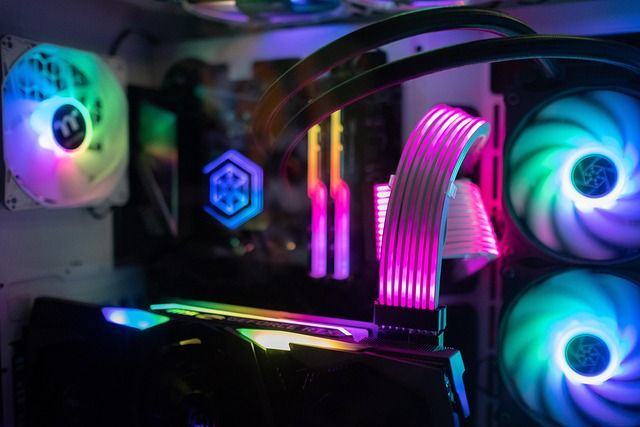 Binnenkant van een gaming computer met veel kleuren en lampjes.